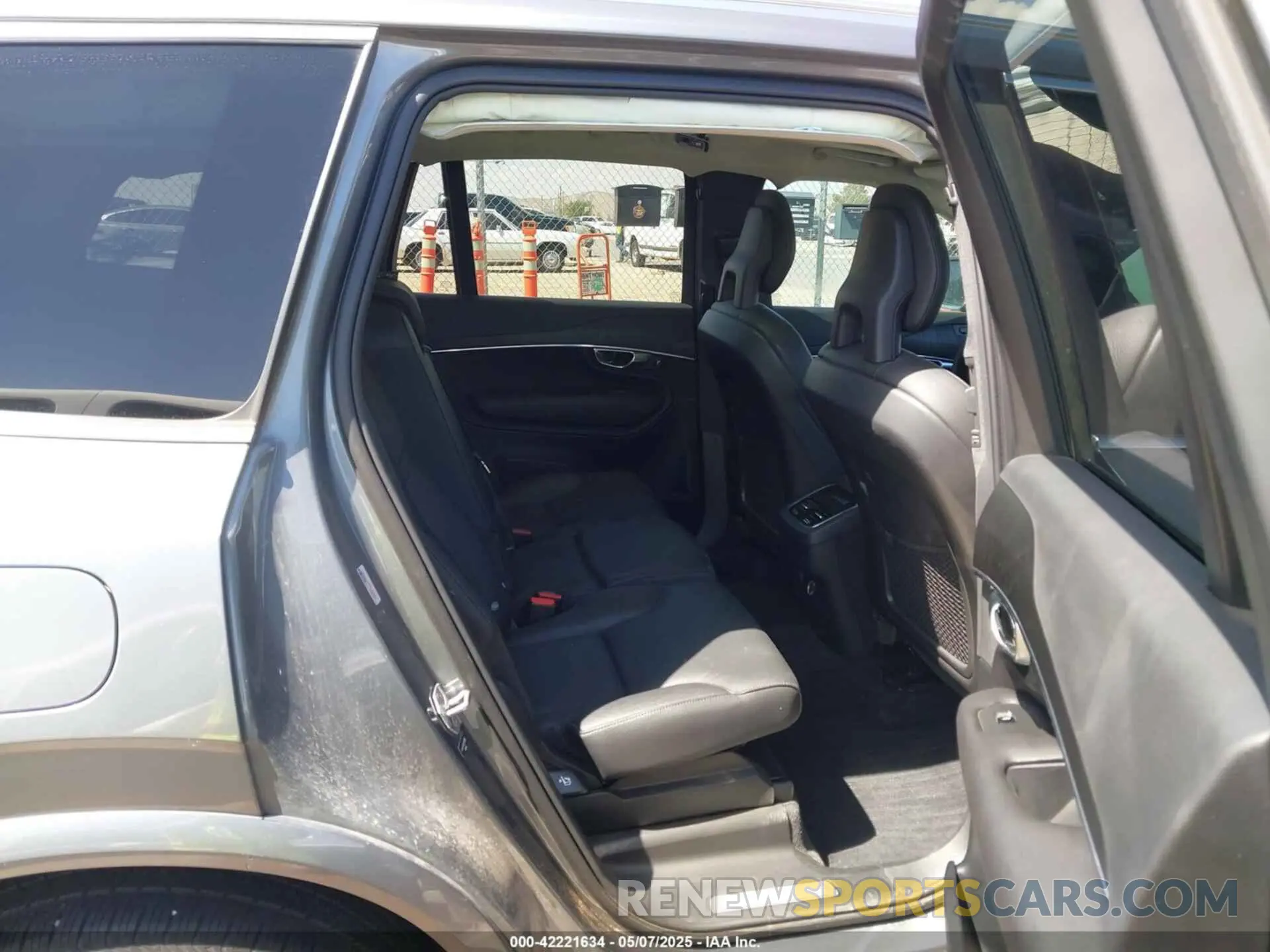 8 fotografías del automóvil dañado YV4102CK0L1601885 VOLVO XC90 2020
