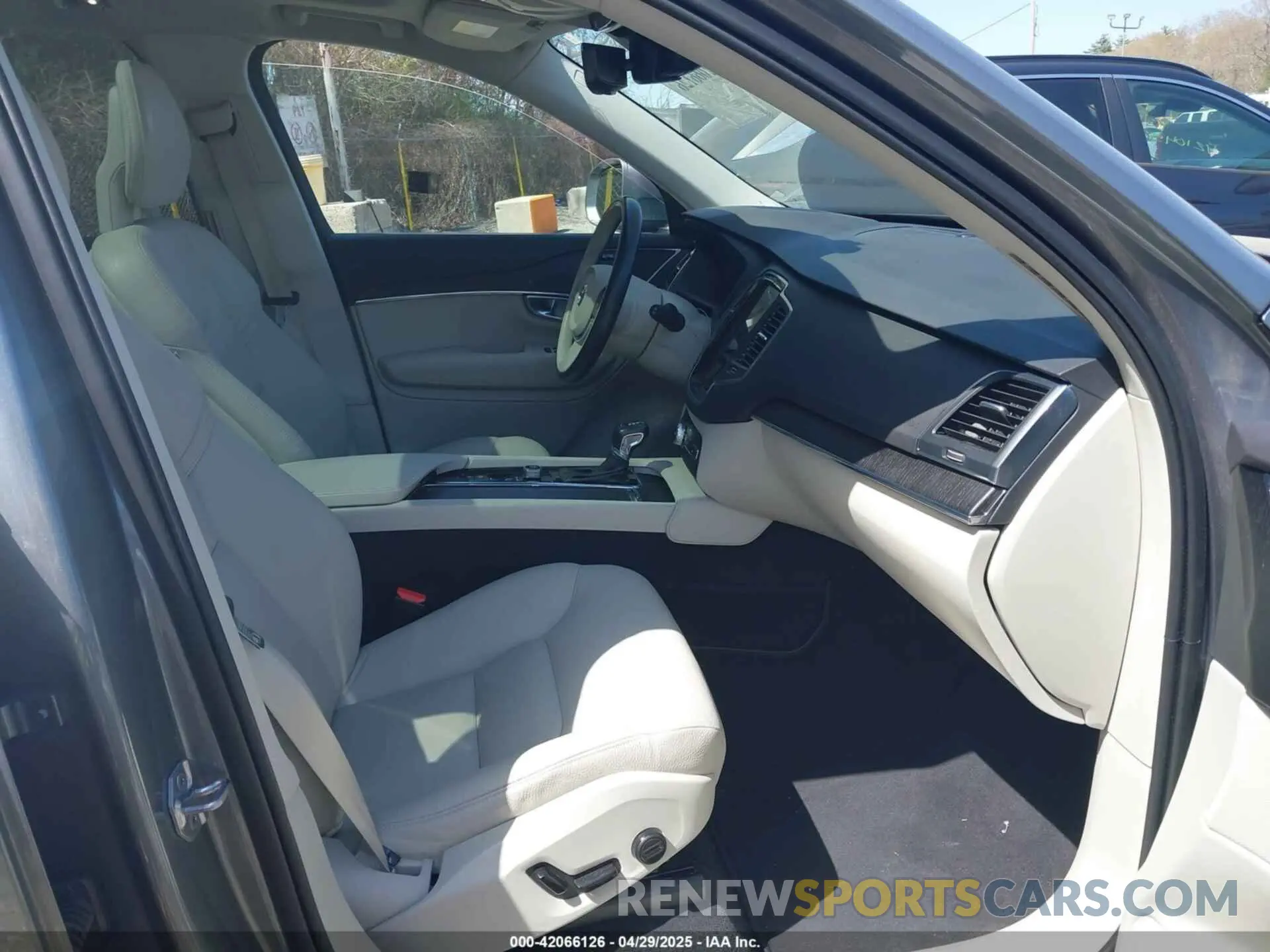 5 fotografías del automóvil dañado YV4102PK1L1605633 VOLVO XC90 2020