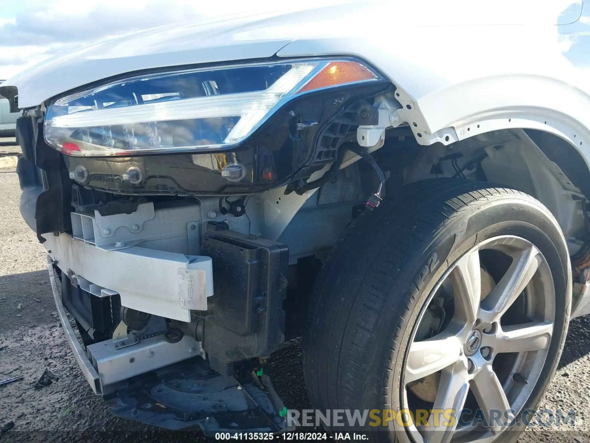 18 fotografías del automóvil dañado YV4A221K1L1613623 VOLVO XC90 2020