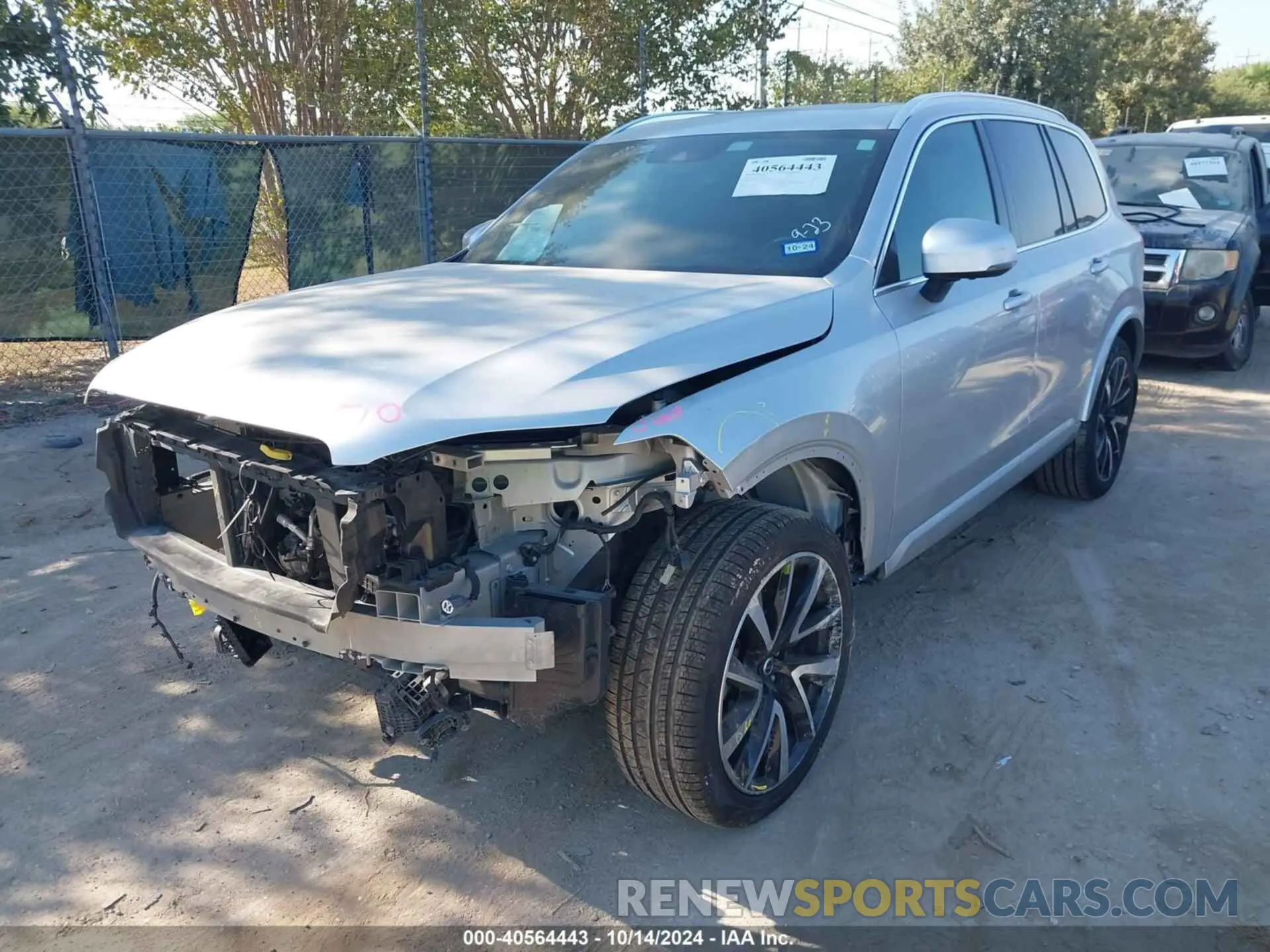 2 fotografías del automóvil dañado YV4A221K8L1604143 VOLVO XC90 2020