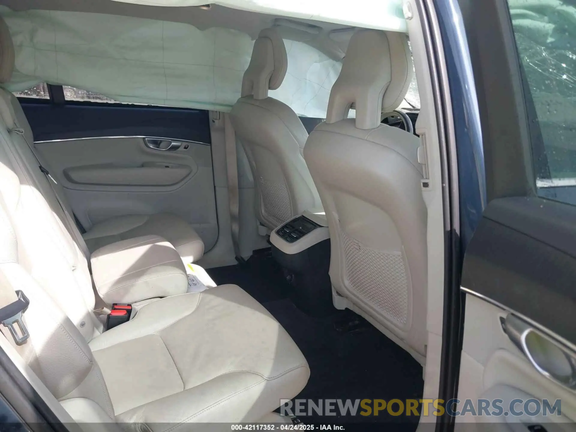 8 fotografías del automóvil dañado YV4A22PK3L1537541 VOLVO XC90 2020