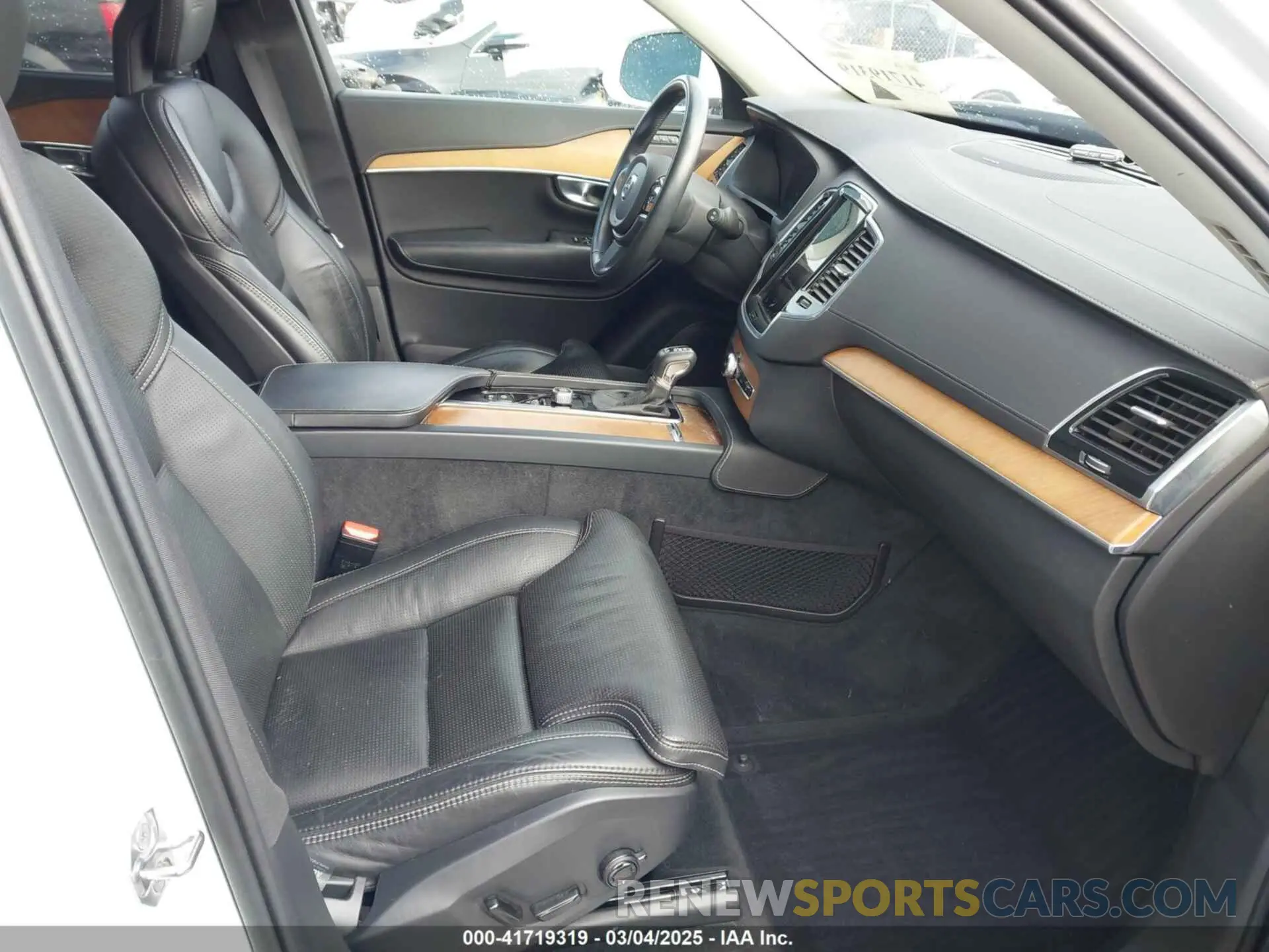 5 fotografías del automóvil dañado YV4A22PL5L1584188 VOLVO XC90 2020