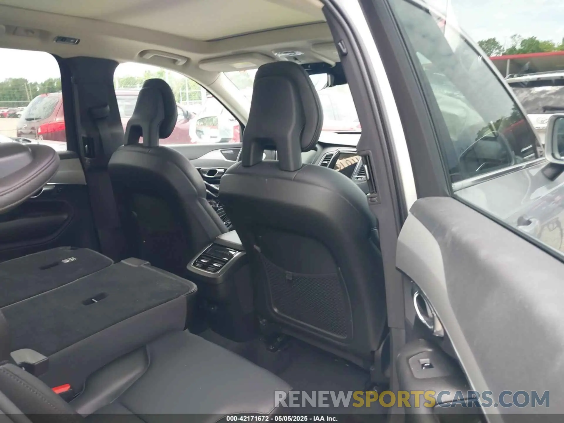8 fotografías del automóvil dañado YV4102CK7M1735715 VOLVO XC90 2021