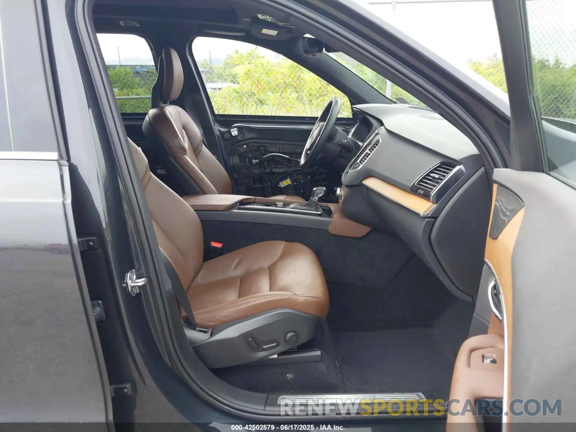 5 fotografías del automóvil dañado YV4A22PK0M1761013 VOLVO XC90 2021