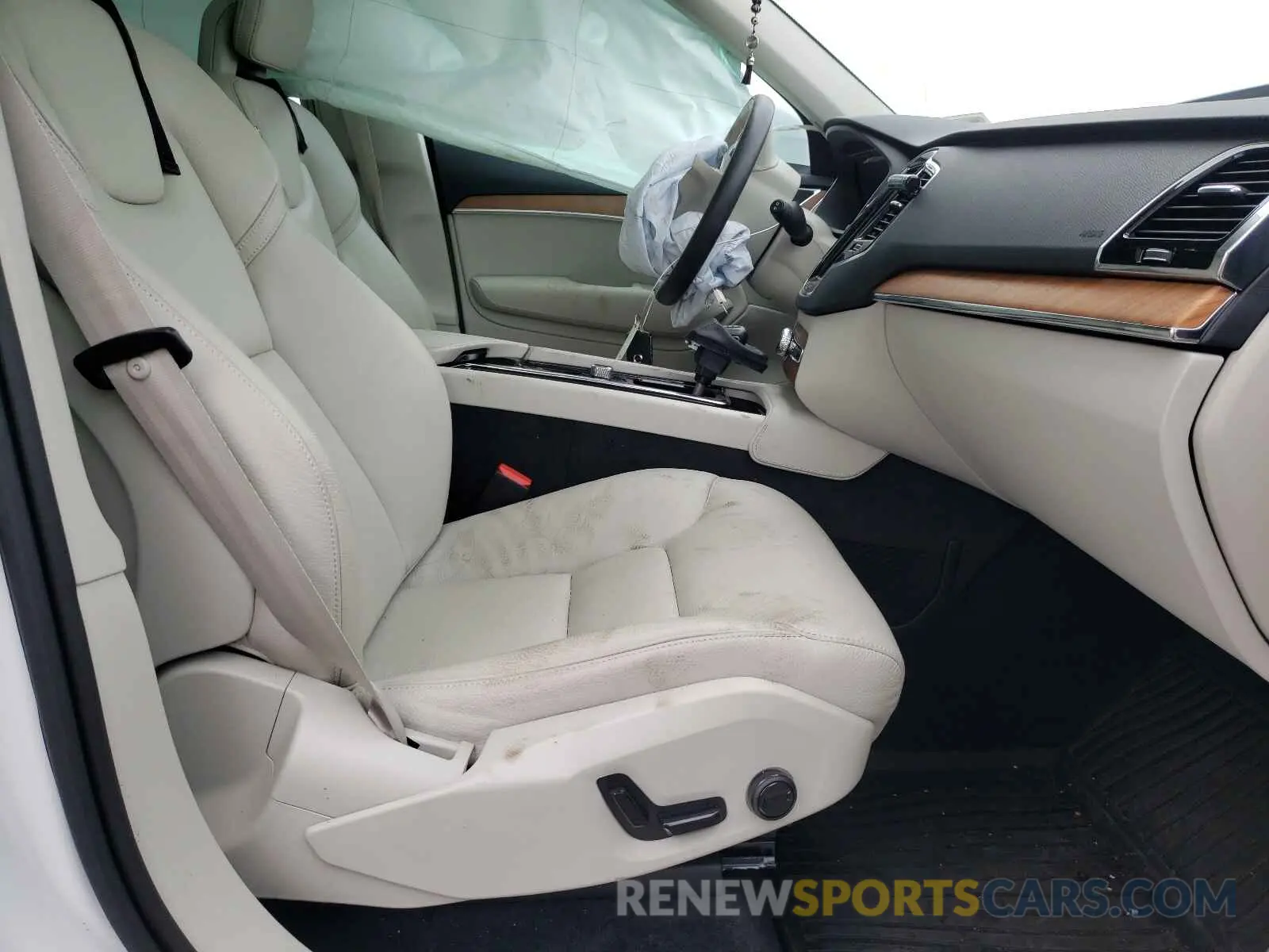 5 fotografías del automóvil dañado YV4A22PK7M1689422 VOLVO XC90 2021