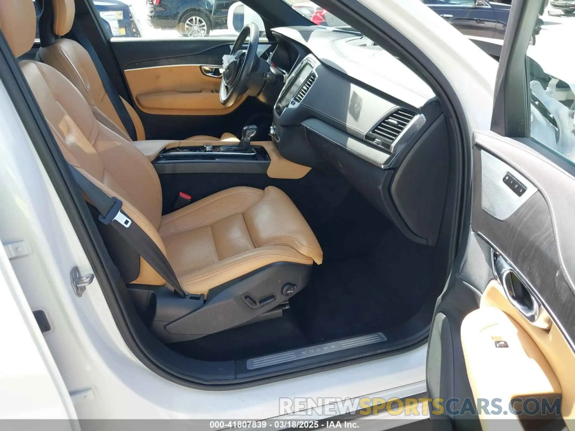 5 fotografías del automóvil dañado YV4A22PLXM1773176 VOLVO XC90 2021
