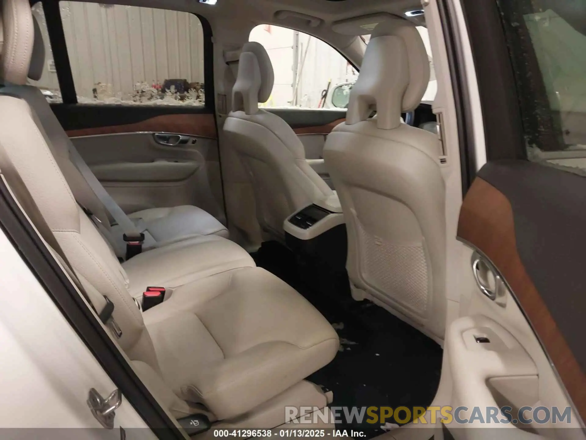 8 fotografías del automóvil dañado YV4102PK0N1801551 VOLVO XC90 2022