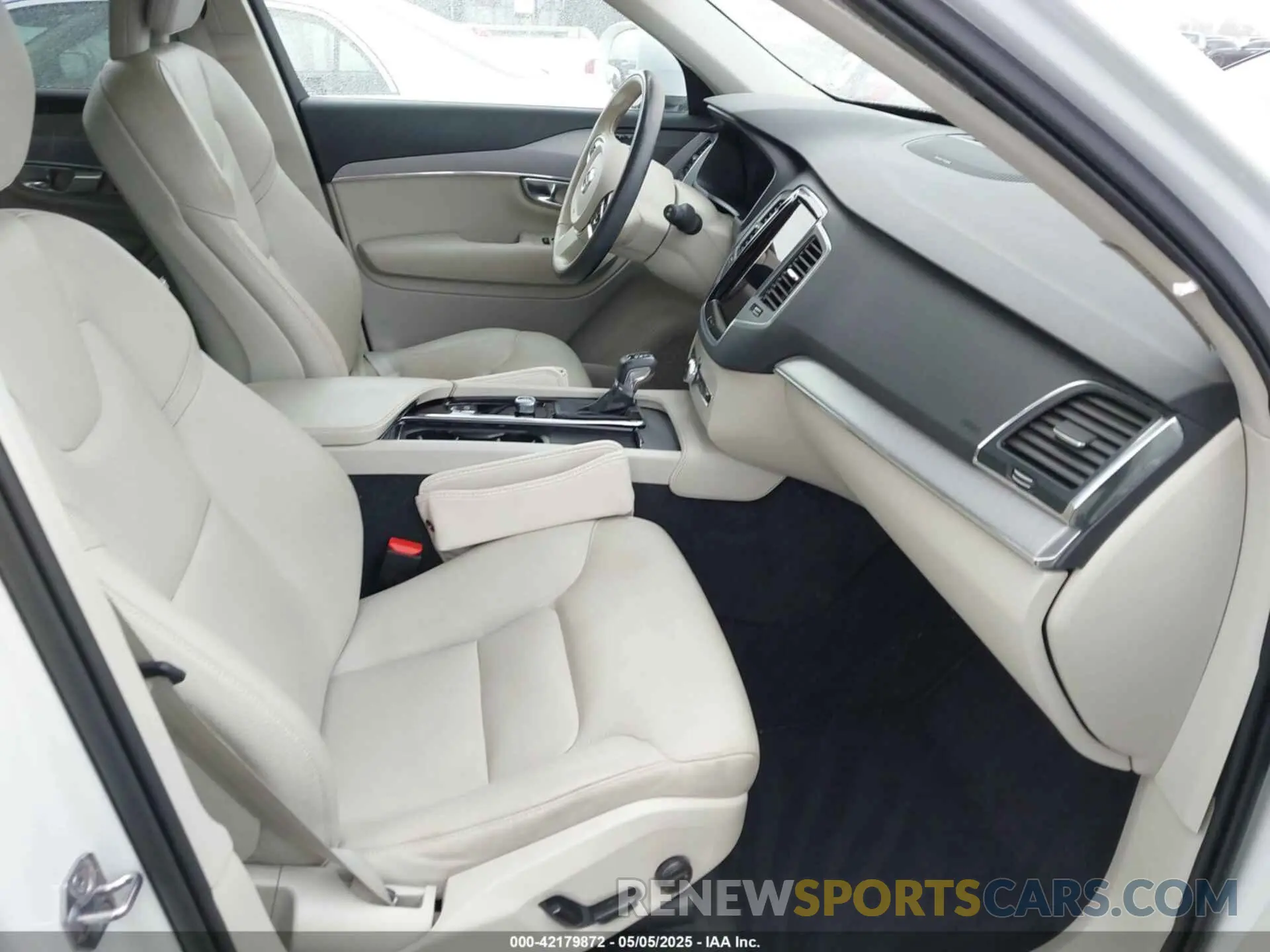 5 fotografías del automóvil dañado YV4102PK2N1781156 VOLVO XC90 2022