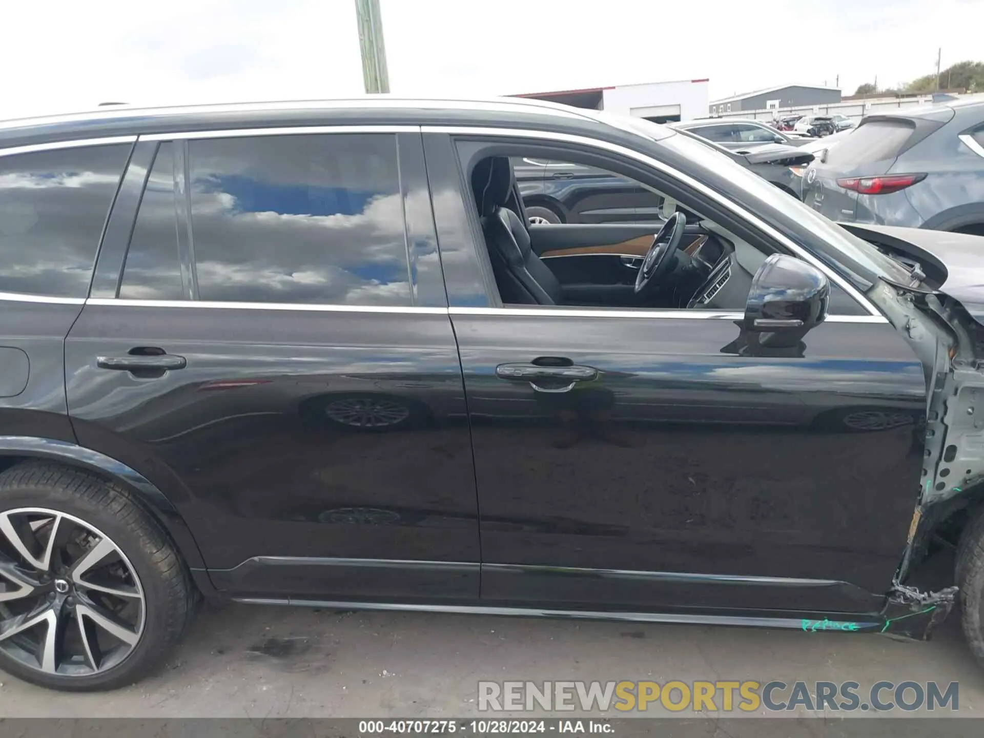 13 fotografías del automóvil dañado YV4A221K4N1810692 VOLVO XC90 2022