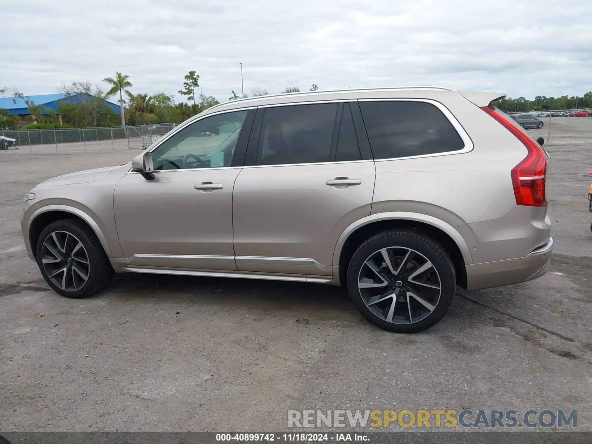14 fotografías del automóvil dañado YV40621N1P1991537 VOLVO XC90 2023