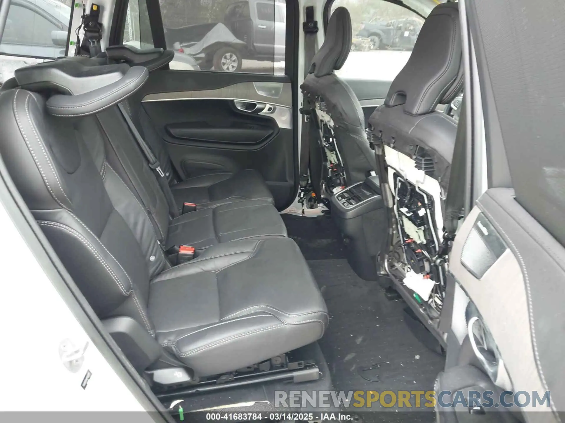 8 fotografías del automóvil dañado YV4062PA8P1959317 VOLVO XC90 2023