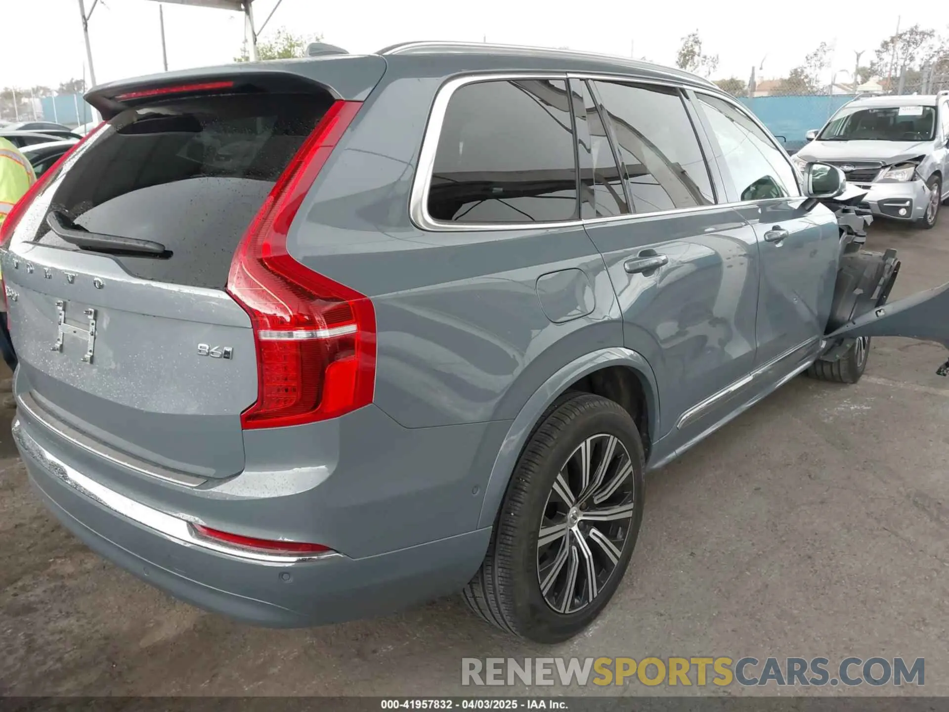 4 fotografías del automóvil dañado YV4062PN8P1989176 VOLVO XC90 2023