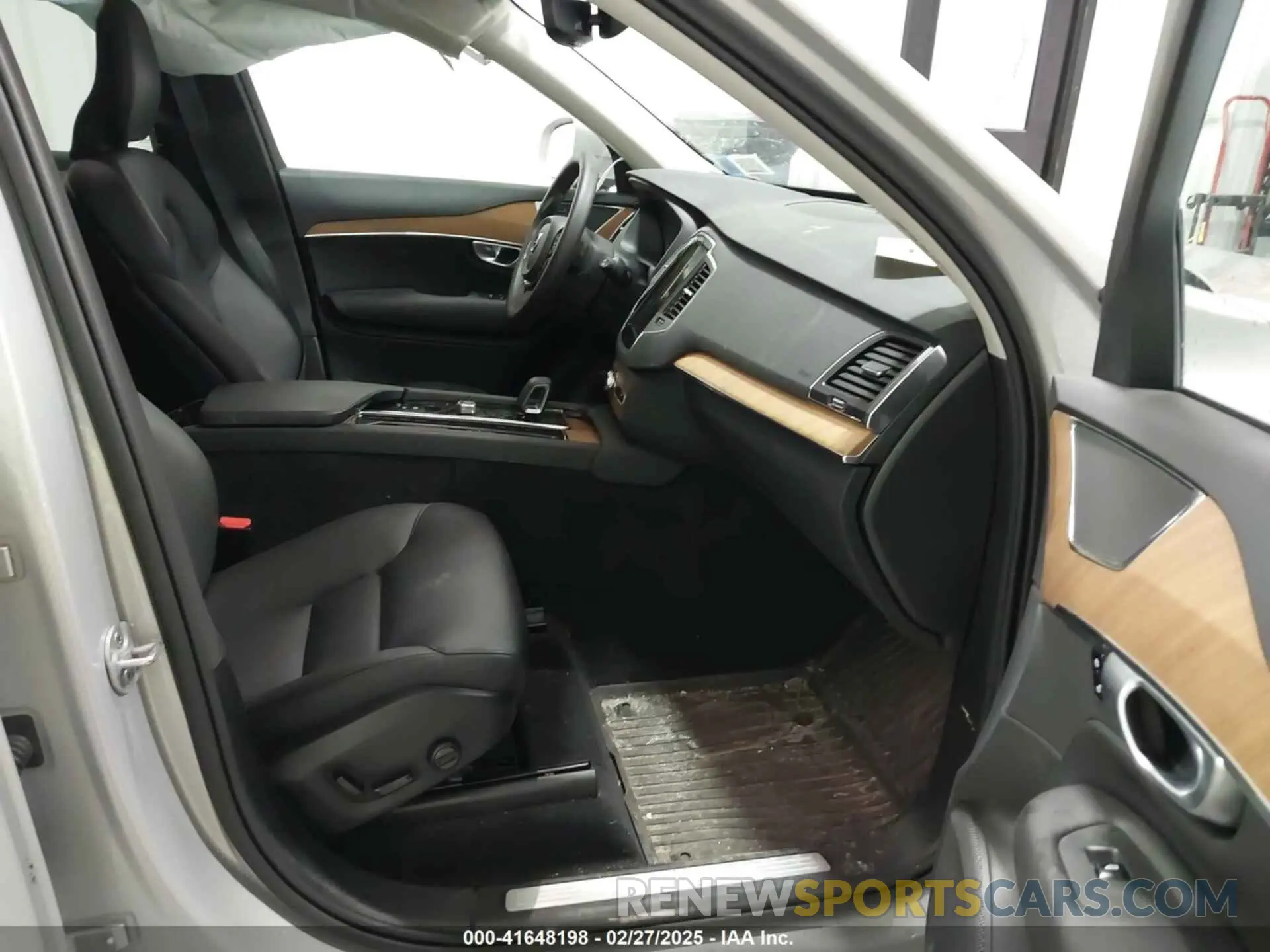 5 fotografías del automóvil dañado YV4062PK6R1161703 VOLVO XC90 2024