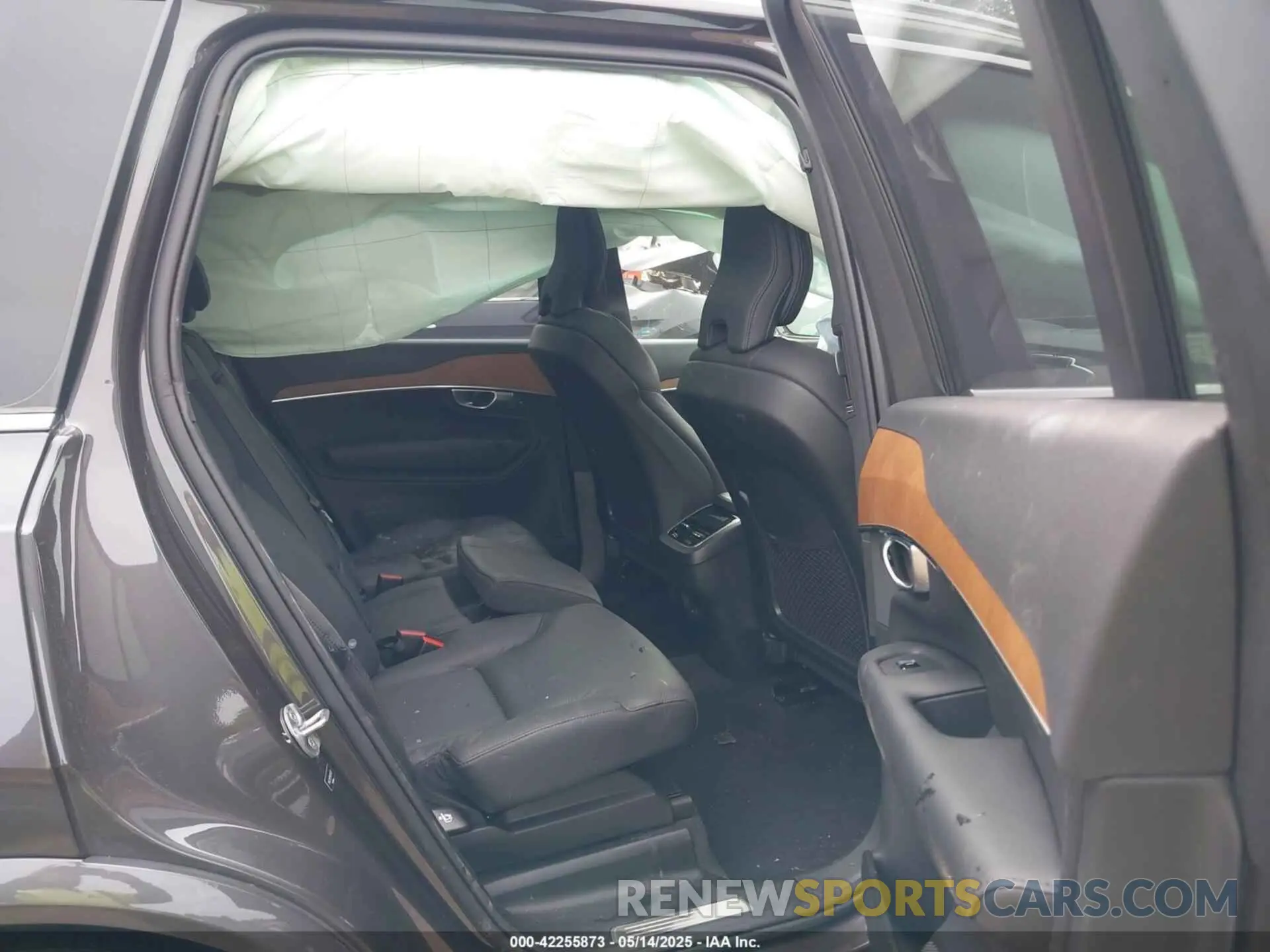 8 fotografías del automóvil dañado YV4L12PE1R1234921 VOLVO XC90 2024