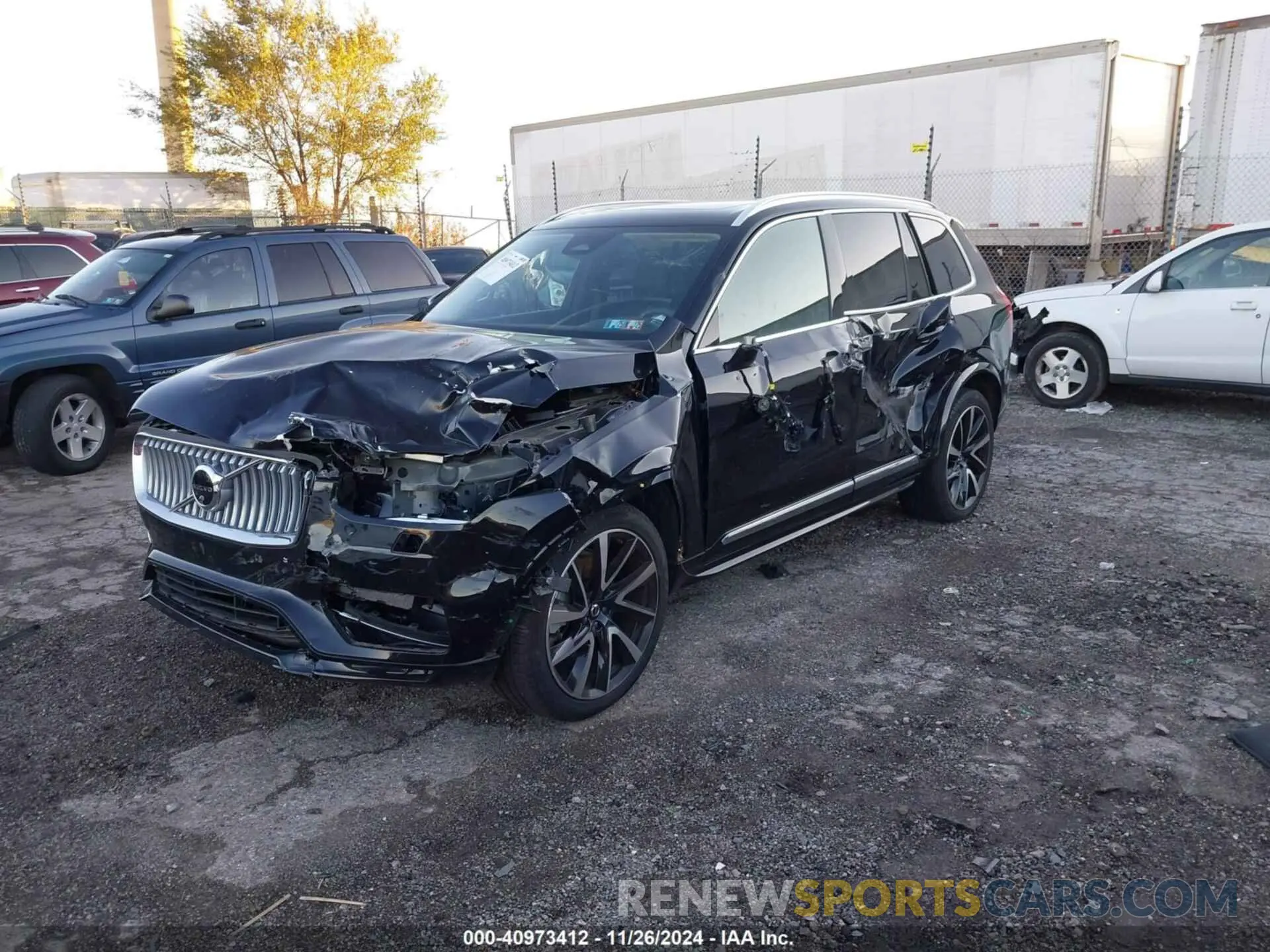2 fotografías del automóvil dañado YV4L12PE4R1209107 VOLVO XC90 2024
