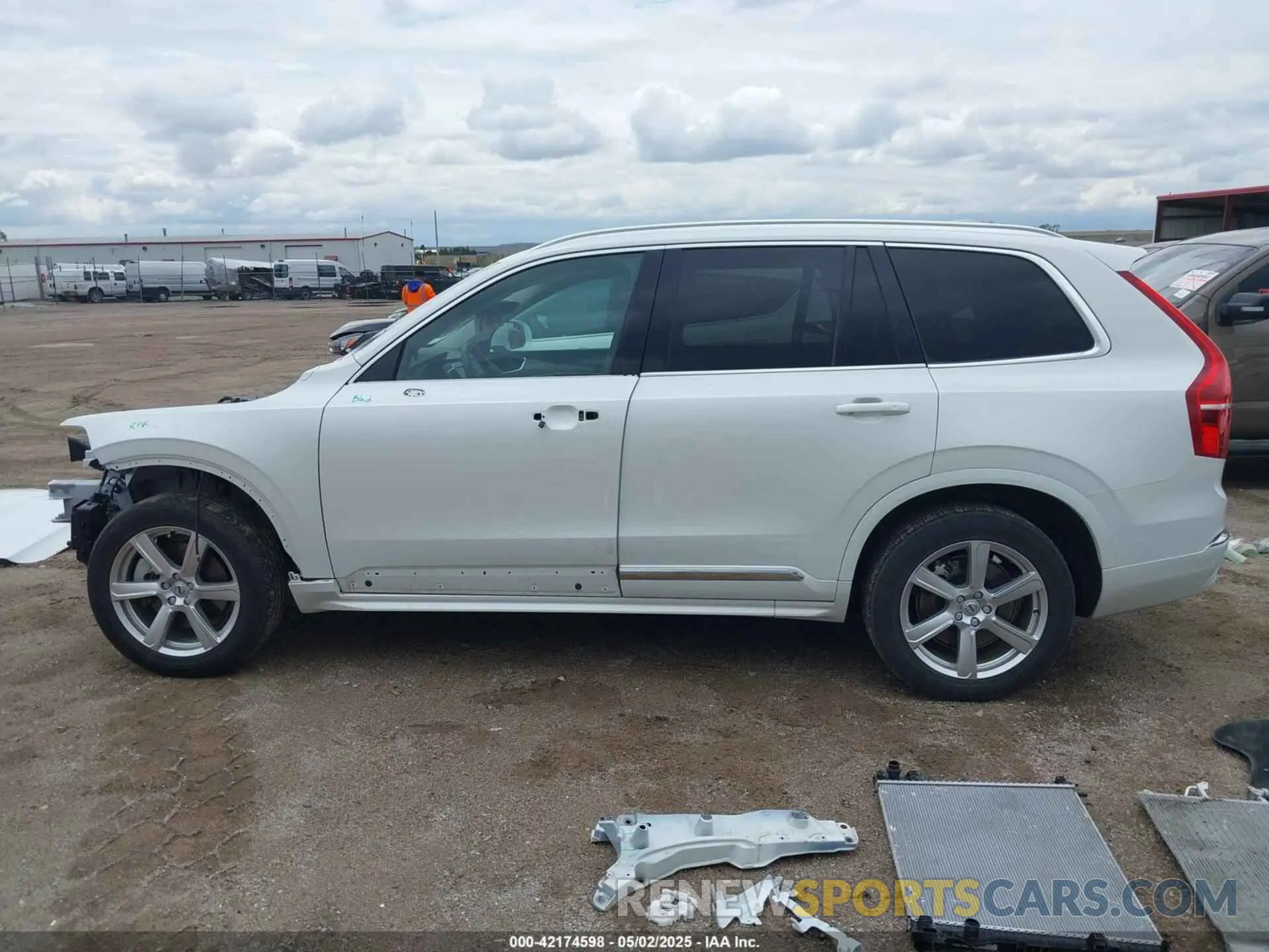 15 fotografías del automóvil dañado YV4L12PK2R1195584 VOLVO XC90 2024