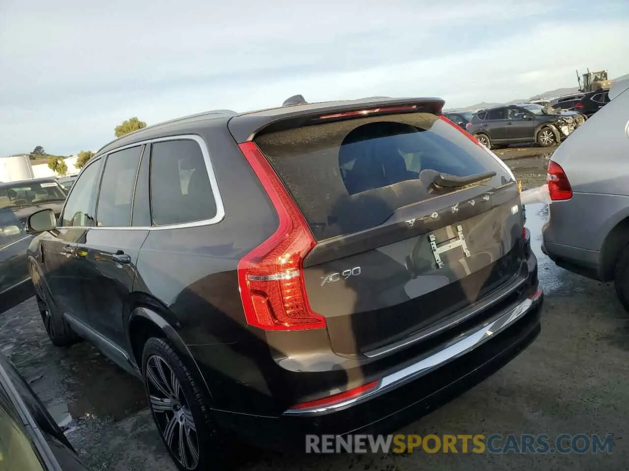2 fotografías del automóvil dañado YV4H60CV3P1923504 VOLVO XC90 CORE 2023
