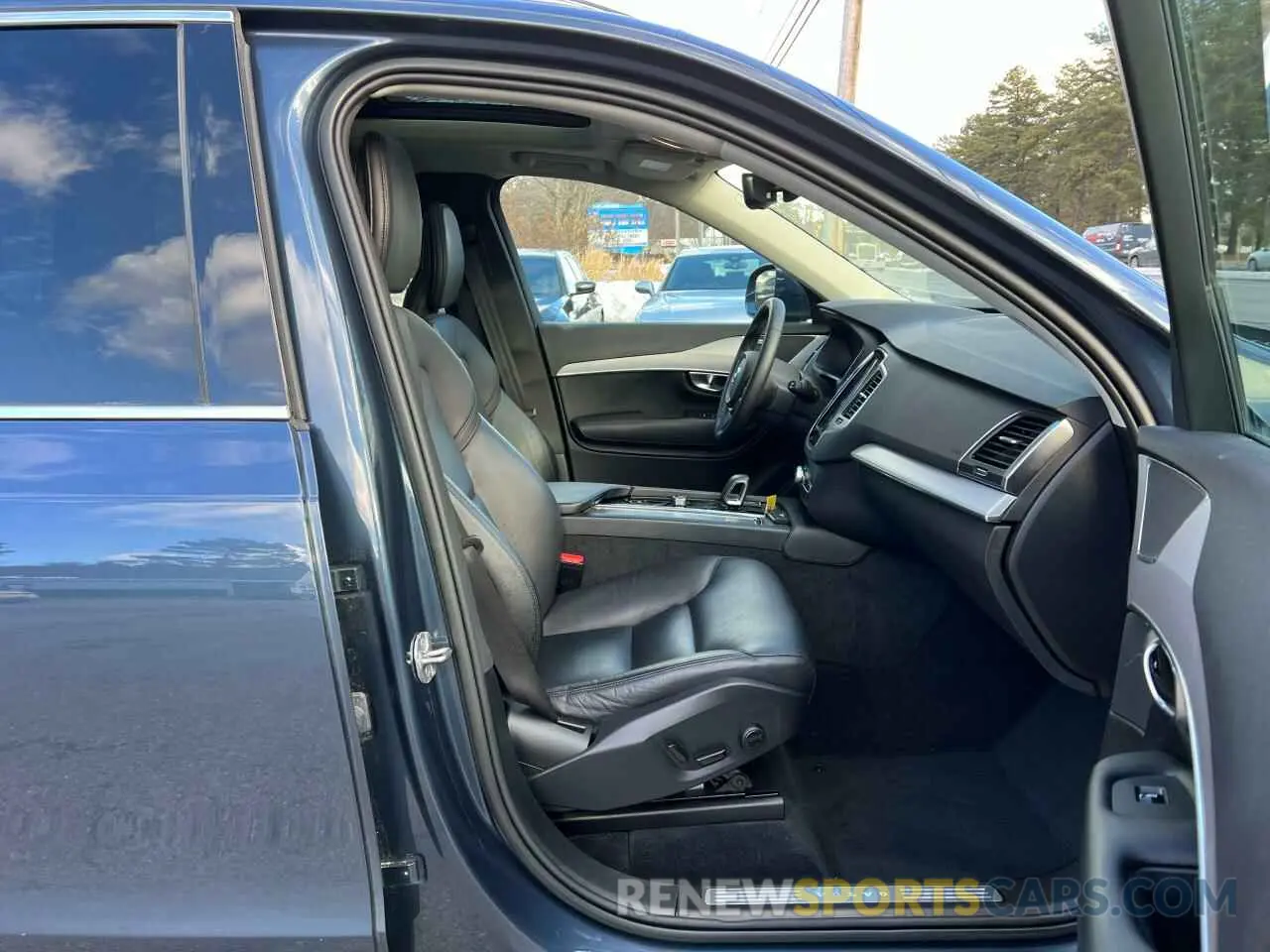 5 fotografías del automóvil dañado YV4L12PV0P1948505 VOLVO XC90 CORE 2023