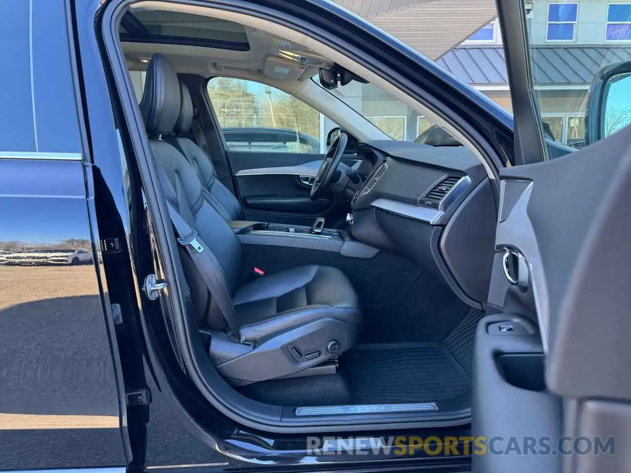 5 fotografías del automóvil dañado YV4L12PVXP1904480 VOLVO XC90 CORE 2023