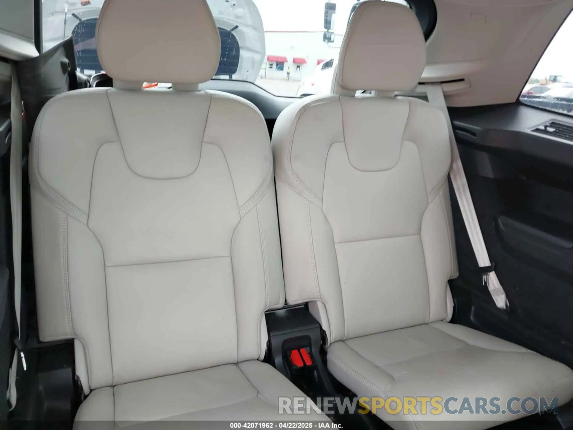 18 fotografías del automóvil dañado YV4BR00L8M1680722 VOLVO XC90 RECHARGE PLUG-IN HYBRID 2021