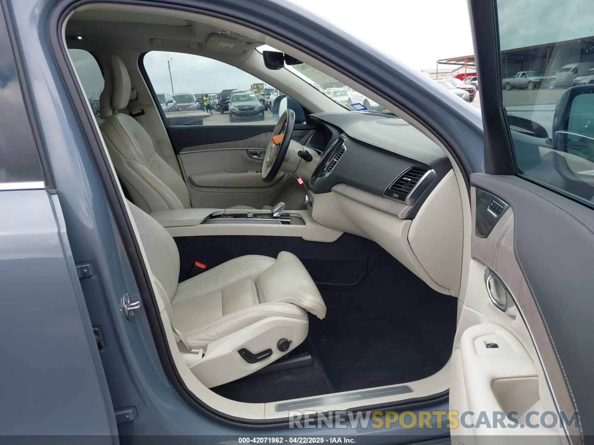 5 fotografías del automóvil dañado YV4BR00L8M1680722 VOLVO XC90 RECHARGE PLUG-IN HYBRID 2021