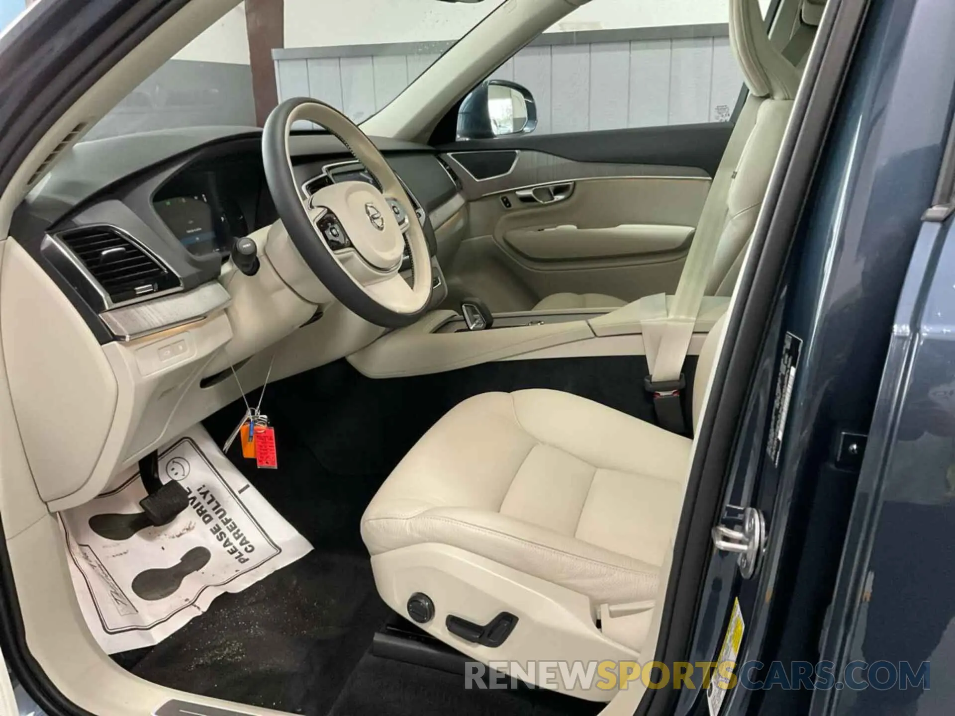 13 fotografías del automóvil dañado YV4H60CE3R1230726 VOLVO XC90 RECHARGE PLUG-IN HYBRID 2024