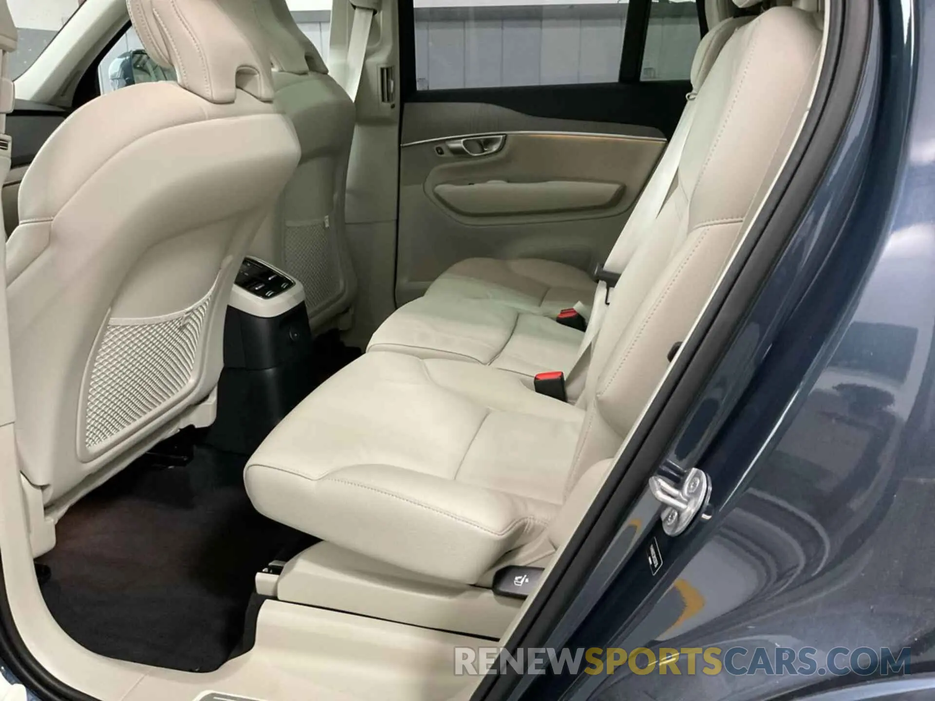 3 fotografías del automóvil dañado YV4H60CE3R1230726 VOLVO XC90 RECHARGE PLUG-IN HYBRID 2024
