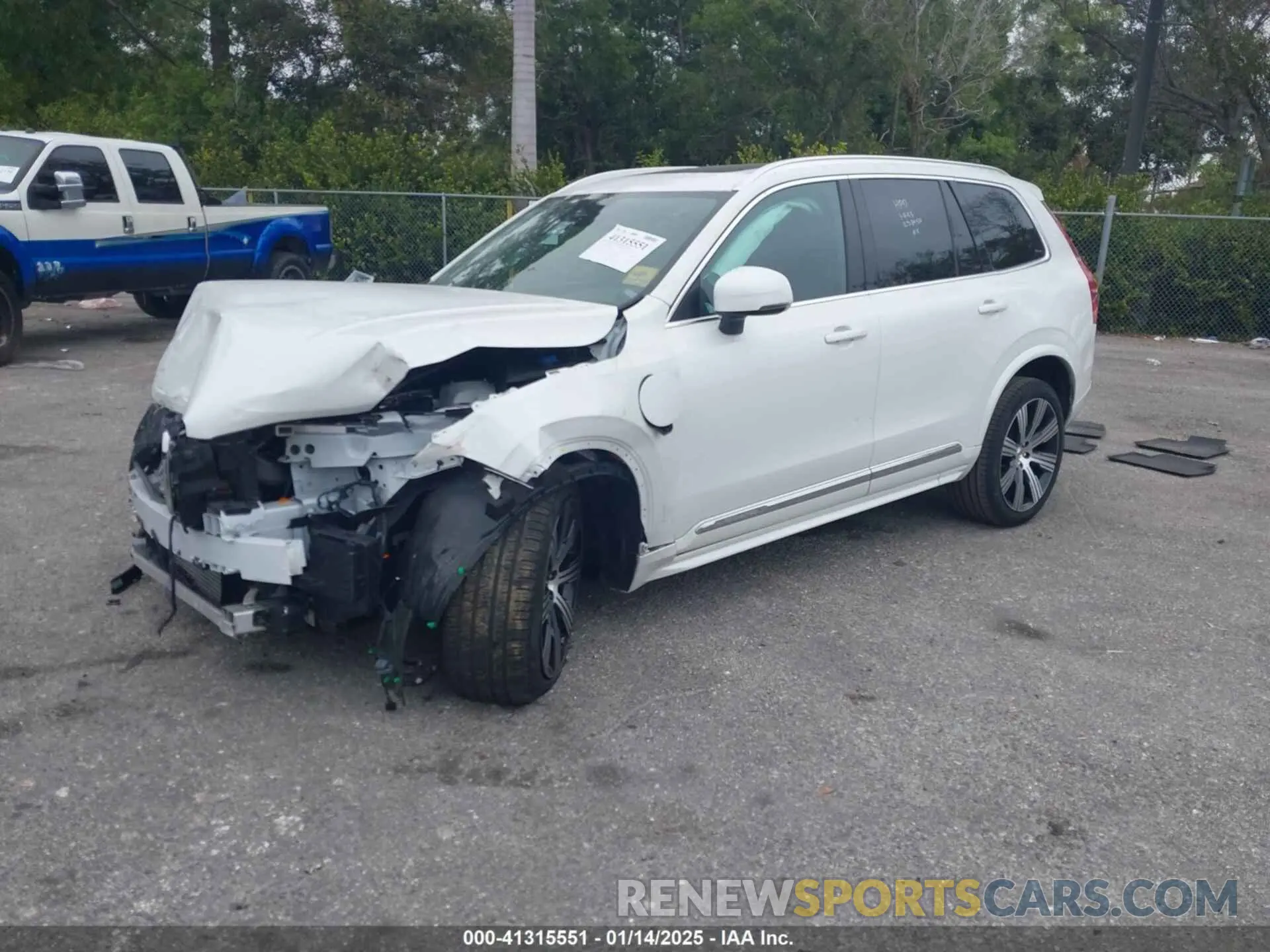 2 fotografías del automóvil dañado YV4H60CK3R1238959 VOLVO XC90 RECHARGE PLUG-IN HYBRID 2024