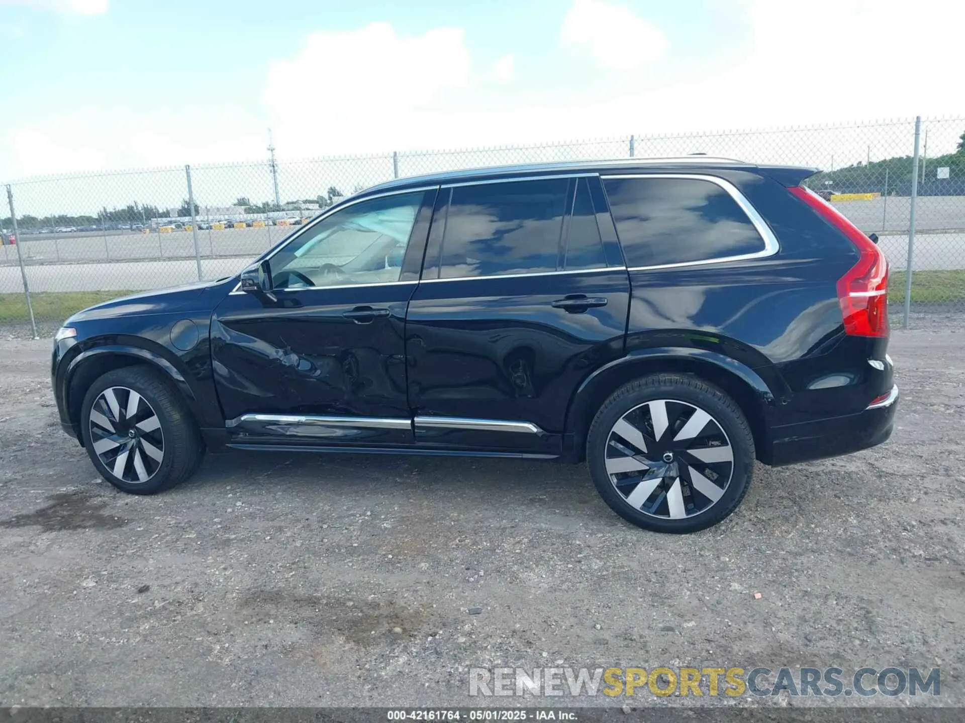 14 fotografías del automóvil dañado YV4H60LEXR1245014 VOLVO XC90 RECHARGE PLUG-IN HYBRID 2024