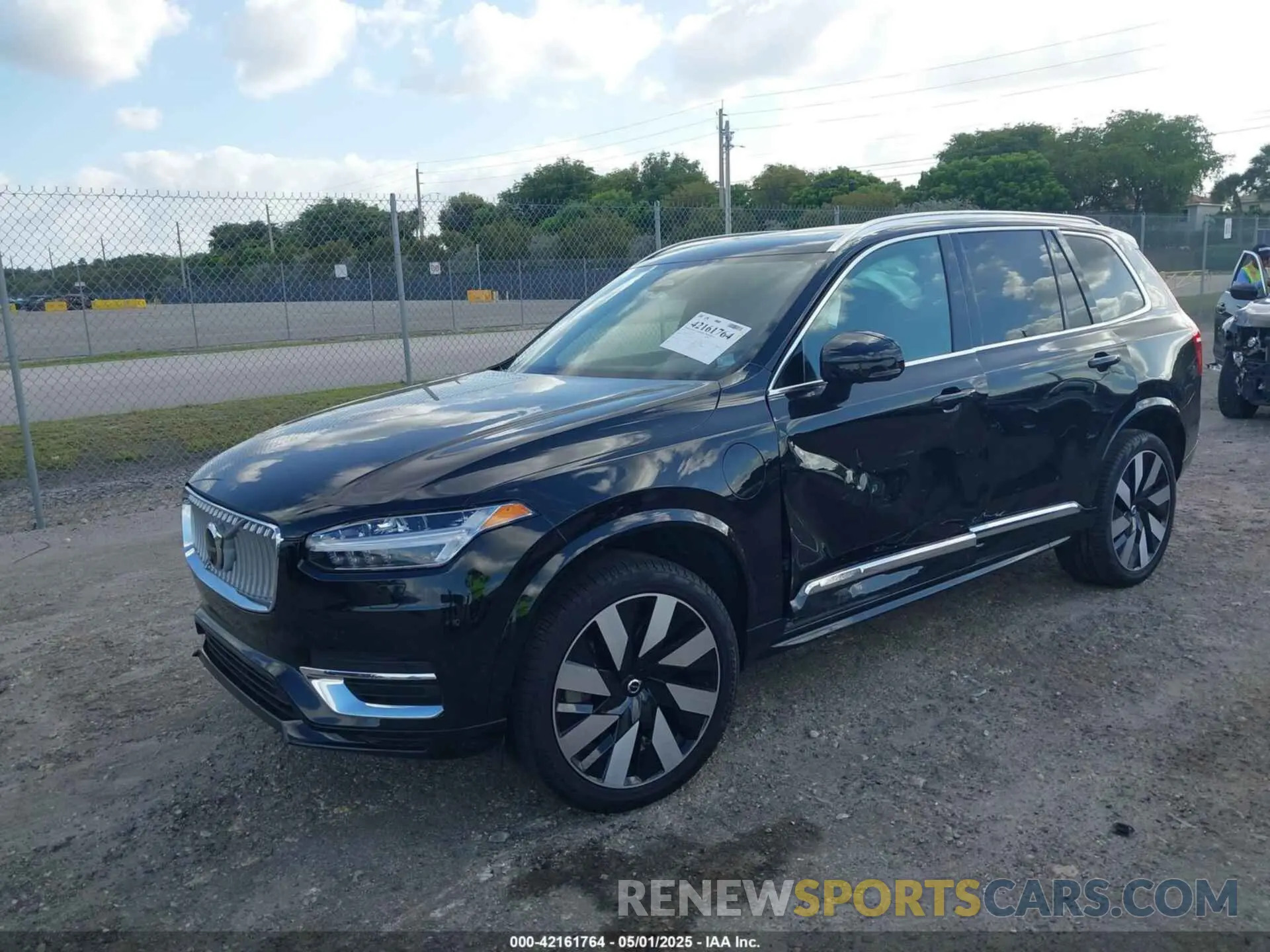 2 fotografías del automóvil dañado YV4H60LEXR1245014 VOLVO XC90 RECHARGE PLUG-IN HYBRID 2024