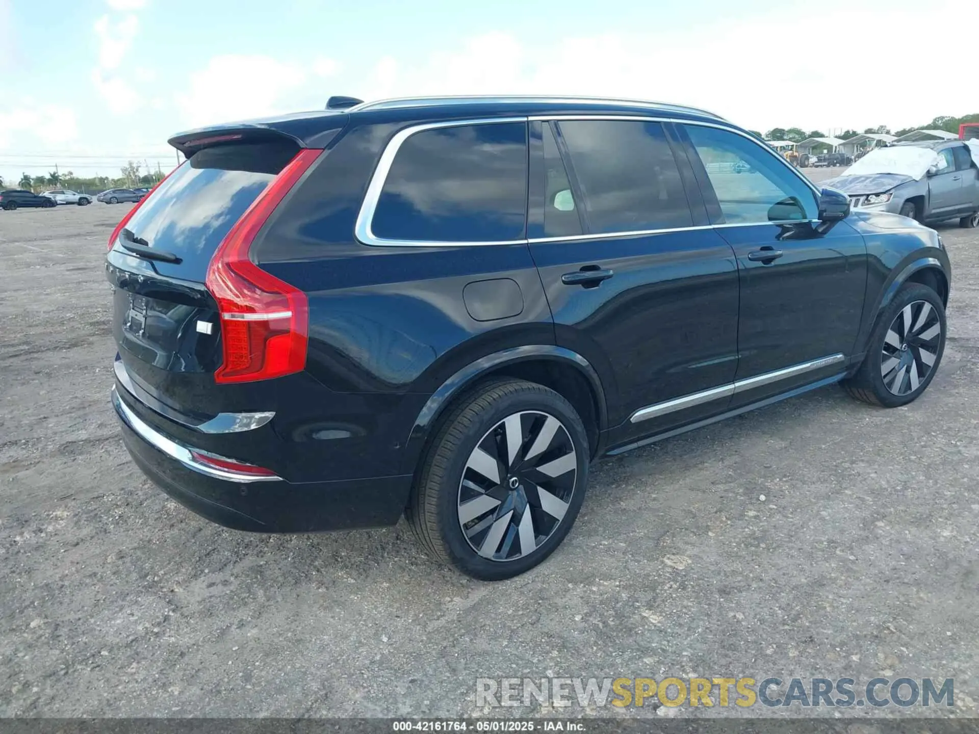 4 fotografías del automóvil dañado YV4H60LEXR1245014 VOLVO XC90 RECHARGE PLUG-IN HYBRID 2024