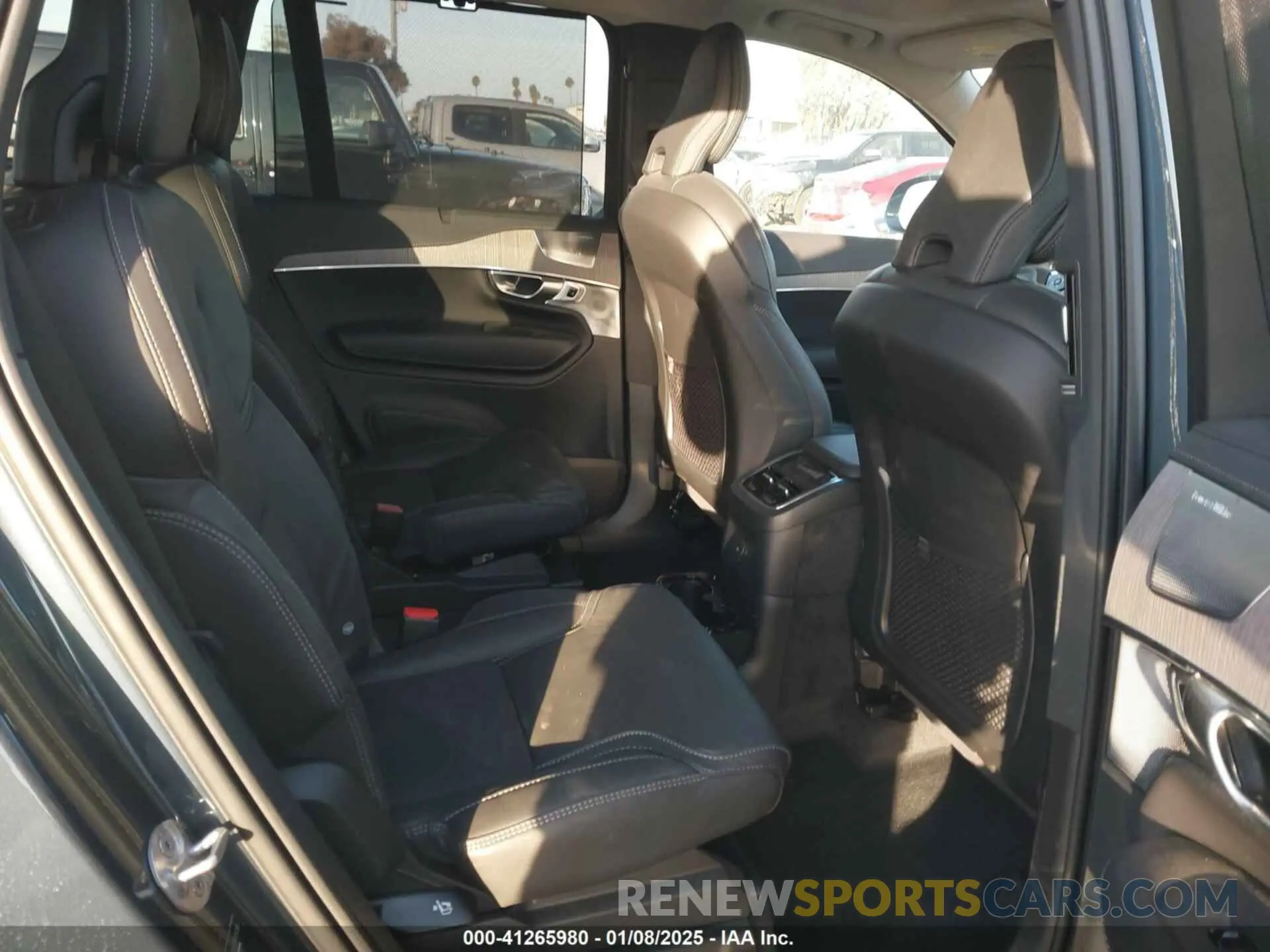 8 fotografías del automóvil dañado YV4H60LF0R1174396 VOLVO XC90 RECHARGE PLUG-IN HYBRID 2024