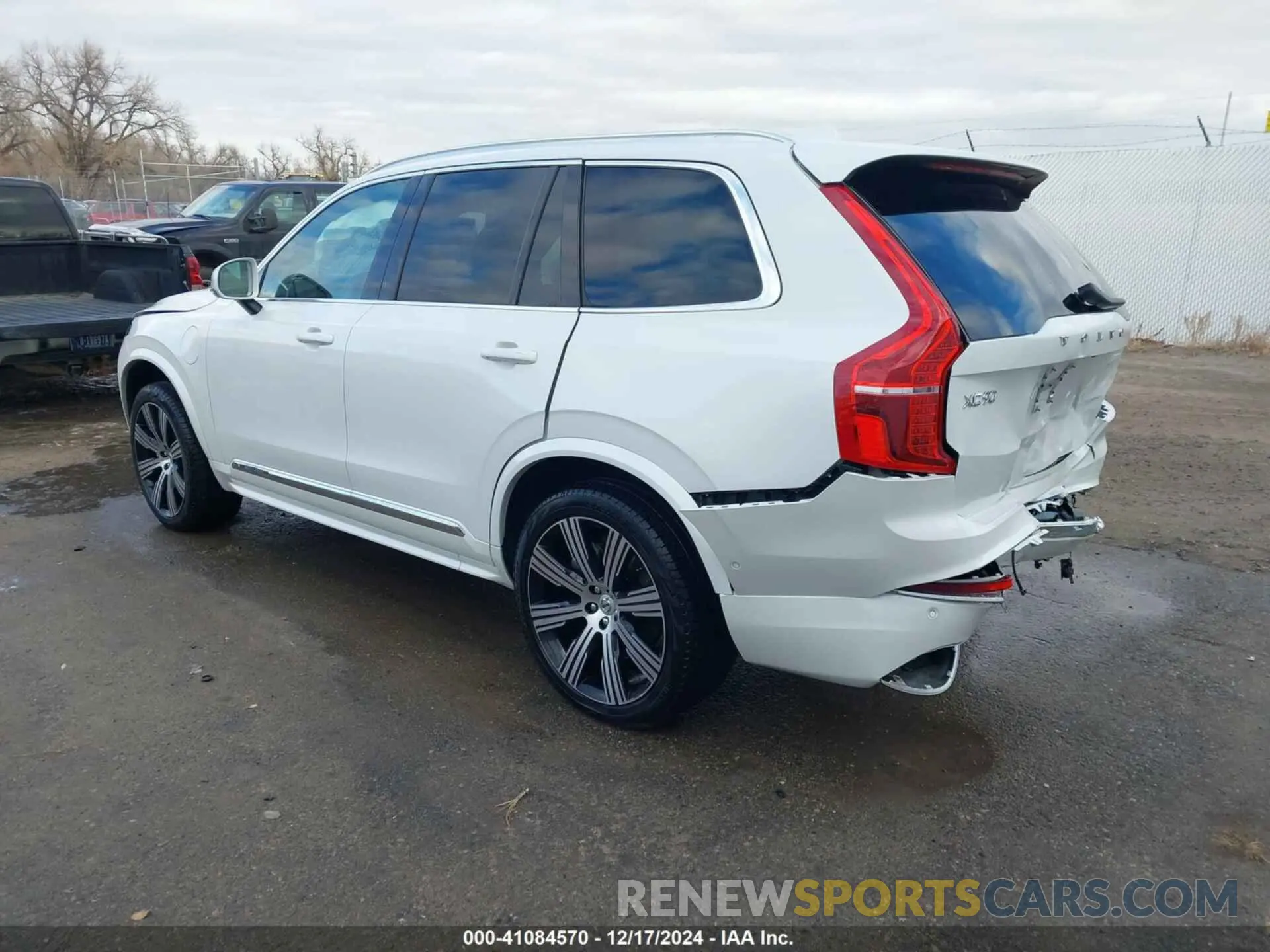 3 fotografías del automóvil dañado YV4H60LFXR1176852 VOLVO XC90 RECHARGE PLUG-IN HYBRID 2024