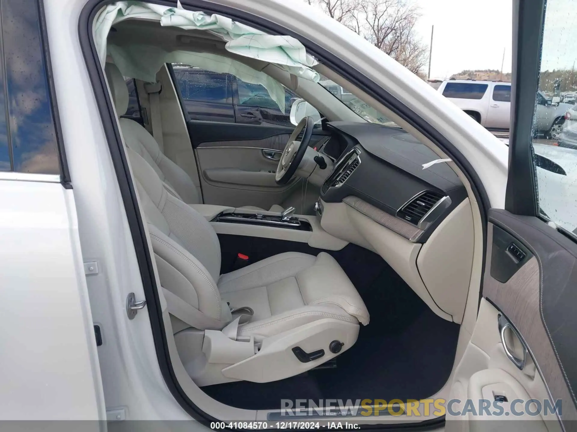 5 fotografías del automóvil dañado YV4H60LFXR1176852 VOLVO XC90 RECHARGE PLUG-IN HYBRID 2024