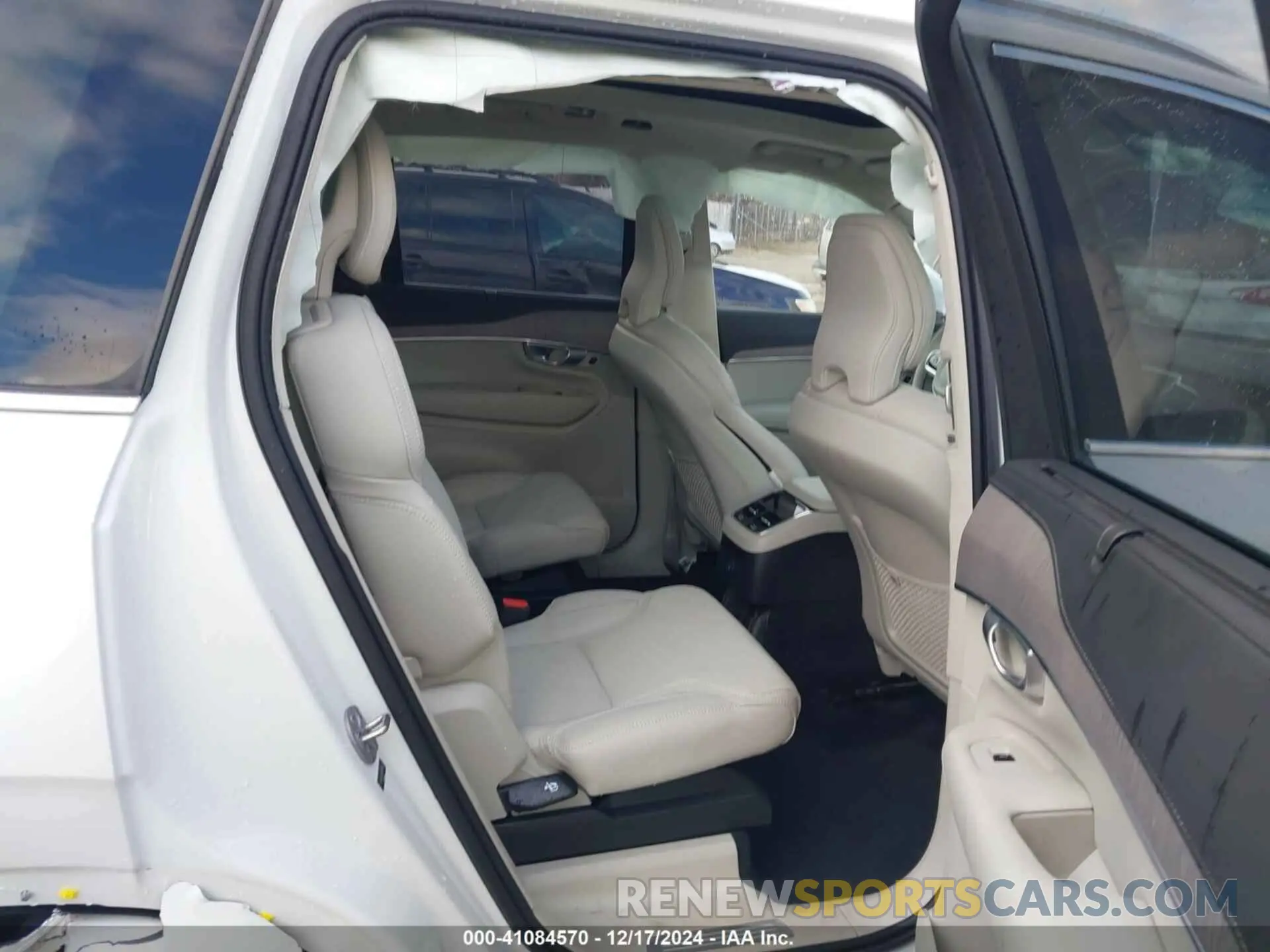 8 fotografías del automóvil dañado YV4H60LFXR1176852 VOLVO XC90 RECHARGE PLUG-IN HYBRID 2024